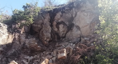 Dağdan kopan dev kaya parçaları korkuttu