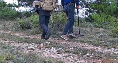 Dedektörle define arayan 2 kişi fotokapana yansıdı   