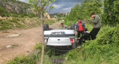 Dere kenarına devrilen otomobildeki 2'si çocuk 5 kişi yaralandı