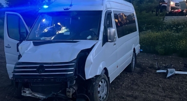 Devrilen minibüste 6 kişi yaralandı