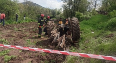 Devrilen traktörün altında hayatını kaybetti