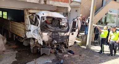 Freni arızalanan kamyonet garaja çarptı, 2 kişi yaralandı