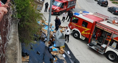 Freni boşalan kamyon trafoya çarptı