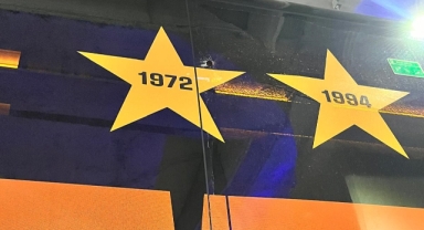 Galatasaray otobüsüne taşlı saldırı