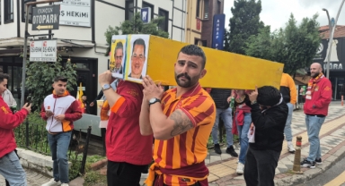 Galatasaraylı taraftarlar sarı-lacivert renkli tabutla yürüdü