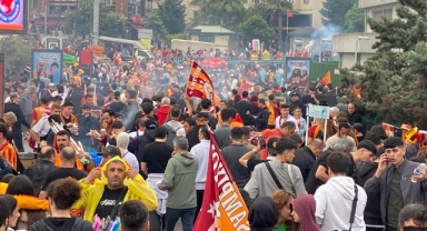 Galatasaraylı taraftarlar Yenikapı'ya akın etti