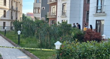 Genç kadın apartman önünde ölü bulundu