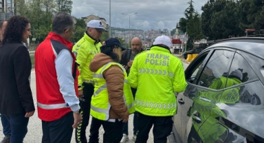 Giresun'da engelliler polislerle birlikte sürücülere broşür dağıttı