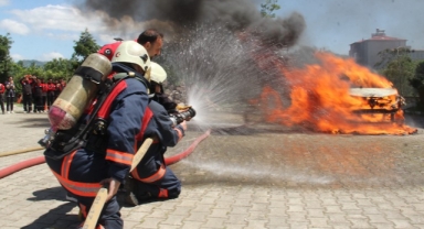 Giresun’da Gerçeğini Aratmayan Tatbikat: Sivil Savunma ve İtfaiye Bölümü Öğrencileri Öğrendiklerini Tatbikatta Uyguladı    