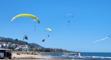 Giresun'da paramotor gösterisi nefes kesti   