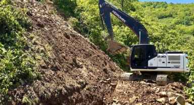 Giresun İl Özel İdaresi'nden hızlı müdahale: Heyelan sonrası köy yolları ulaşıma açıldı