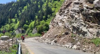 Giresun-Sivas karayolunda tehlike oluşturan kayalar yamaçlardan kontrollü olarak temizleniyor  