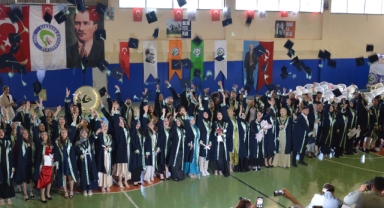 Giresun Üniversitesi Alucra Turan Bulutçu MYO Öğrencileri Mezuniyet Coşkusunu Yaşadı