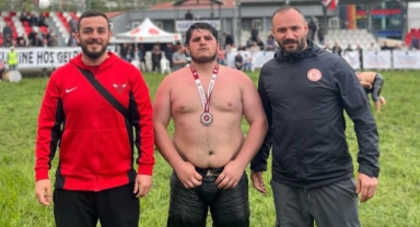 Giresunlu Pehlivan Samet Harman’dan Gölköy’de Derece