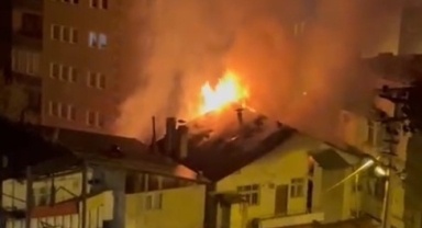 Gümüşhane'de müstakil evde çıkan yangın, yanındaki eve de sıçradı