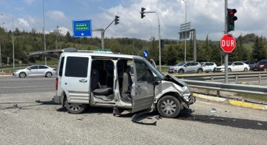 Hafif ticari araç ile otomobil çarpıştı: 10 yaralı