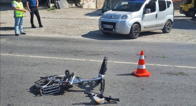 Hafif ticari aracın çarptığı elektrikli bisiklet sürücüsü yaralandı