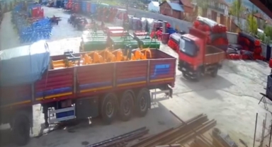 Harekete geçen kamyonet park halindeki tıra çarparak durdu