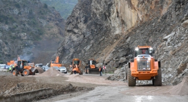 Heyelan nedeniyle kapanan Gümüşhane-Giresun kara yolu ulaşıma açıldı