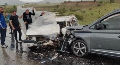 İki araç kafa kafaya çarpıştı: 1 ölü, 1 yaralı