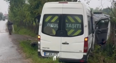 İşçi servisi ağaca çarptı, 8 kişi yaralandı