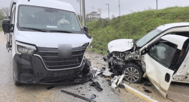 İşçileri taşıyan servis minibüsü ile hafif ticari araç çarpıştı: 13 yaralı