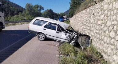 İstinat duvarına çarpan otomobilin sürücüsü ağır yaralandı