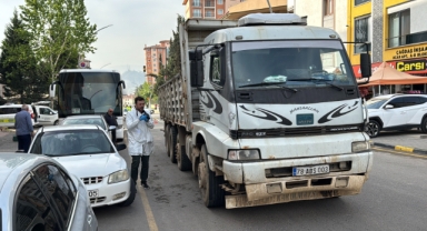 Kamyonun çarptığı genç kız hayatını kaybetti