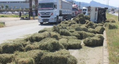 Kaza yapan kamyondaki saman balyaları yola saçıldı