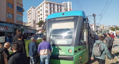 Kırmızı ışık ihlali yapan otomobil tramvay ile çarpıştı