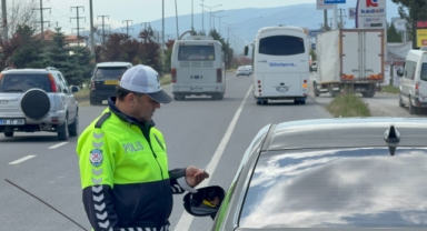 Kırmızı ışıkta geçenler havadan yakalandı