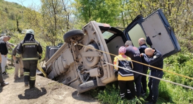 Kontrolden çıkan hafif ticari araç devrildi: 2 yaralı   