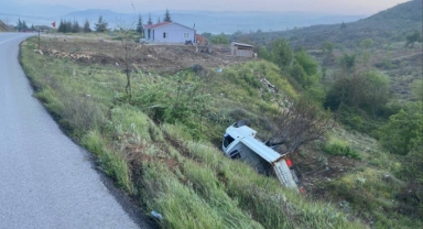 Kontrolden çıkan kamyonet şarampole yuvarlandı