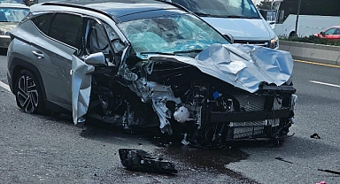 Kontrolden çıkan otomobil otobüs durağına daldı: 2 ağır yaralı