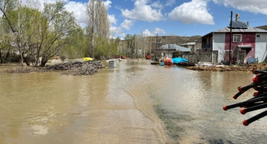 Kuvvetli yağış sonrası dere taştı: Köy su altında kaldı   