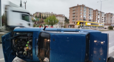 Levhaya çarpan otomobil yan yatarak durabildi: 1 kişi yaralandı