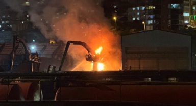 Liman sahasında yanan iş makinesi paniğe neden oldu   