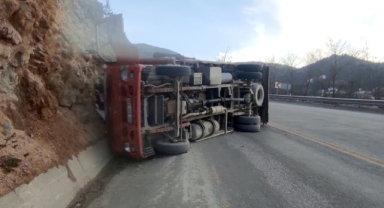 Meyve yüklü kamyon şarampole devrildi: Tonlarca meyve ve sebze yola saçıldı