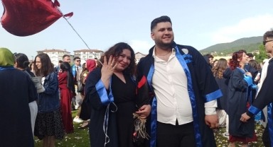 Mezuniyet töreninde evlilik teklifi sürprizi