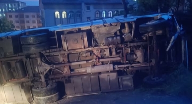 Midibüs park halindeki cipe çarptı: 2 kişi yaralandı