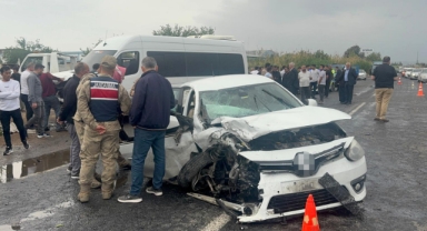 Minibüs ile otomobil çarpıştı: 5 yaralı