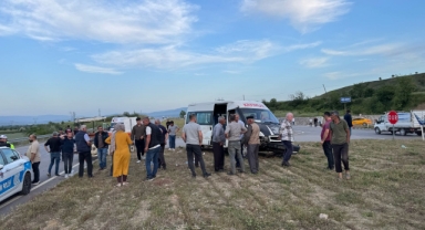 Minibüs ile traktörün çarpıştığı kazada 7 kişi yaralandı