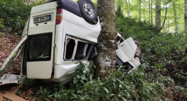 Minibüs ormanlık alana yuvarlandı: 10 yaralı