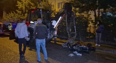 Motosiklet, park halindeki 10 tonluk iş makinesine çarptı: 2 kişi yaralandı