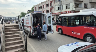Motosiklet yayaya çarptı: 2 kişi yaralandı