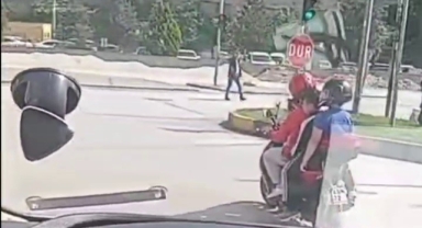 Motosiklette 4 kişilik tehlikeli yolculuk kamerada   