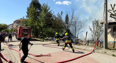 Odunlukta çıkan yangın eve sıçradı: Tek katlı ev küle döndü   