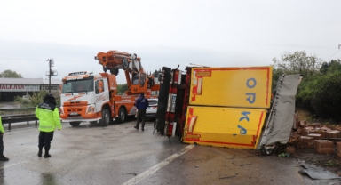 Otobanda tır devrildi, sürücüler kontak kapattı