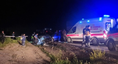 Otomobil ile kamyon kafa kafaya çarpıştı: 1 ölü, 4 yaralı