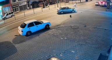Otomobilin çarptığı motosikletlinin sürüklendiği anlar kamerada